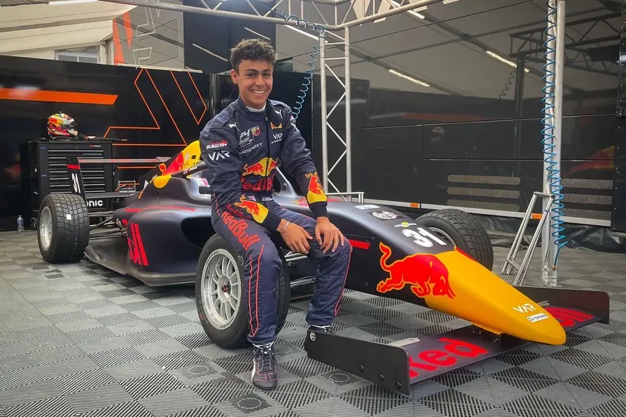 Arvid Lindblad optient sa Super Licence avant ses 18 ans