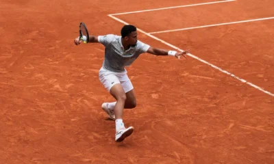 Arthur Fils frappe un coup droit lors de son premier tour contre Nicolas Jarry à Roland-Garros, mai 2025