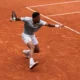Arthur Fils frappe un coup droit lors de son premier tour contre Nicolas Jarry à Roland-Garros, mai 2025