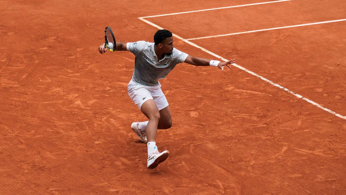 Arthur Fils frappe un coup droit lors de son premier tour contre Nicolas Jarry à Roland-Garros, mai 2025