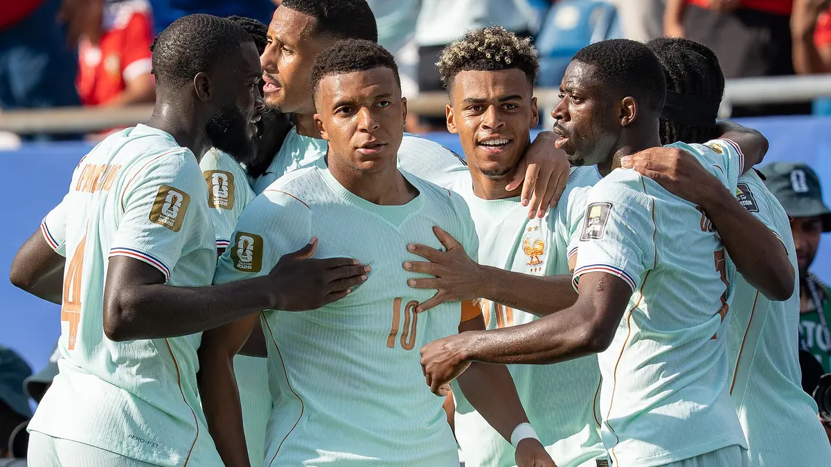 Kylian Mbappé entouré de ses coéquipiers des Bleus, dont Désiré Doué, lors de France-Maroc au Mondial, juillet 2026