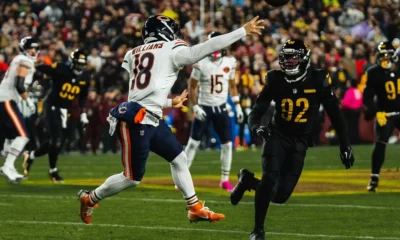 Caleb Williams, quarterback des Chicago Bears, lance une passe face aux Washington Commanders, le 13 octobre 2025