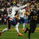 Caleb Williams, quarterback des Chicago Bears, lance une passe face aux Washington Commanders, le 13 octobre 2025