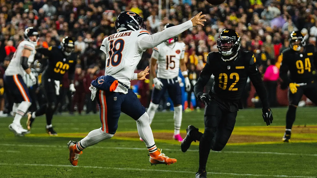 Caleb Williams, quarterback des Chicago Bears, lance une passe face aux Washington Commanders, le 13 octobre 2025