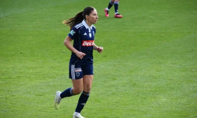 Clara Mateo sous le maillot du Paris FC lors d'un match à Caen en mars 2026