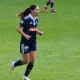 Clara Mateo sous le maillot du Paris FC lors d'un match à Caen en mars 2026