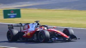 La Ferrari SF-26 de Charles Leclerc à l'approche du virage Spoon lors du Grand Prix du Japon, mars 2026