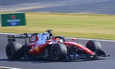 La Ferrari SF-26 de Charles Leclerc à l'approche du virage Spoon lors du Grand Prix du Japon, mars 2026