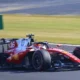 La Ferrari SF-26 de Charles Leclerc à l'approche du virage Spoon lors du Grand Prix du Japon, mars 2026