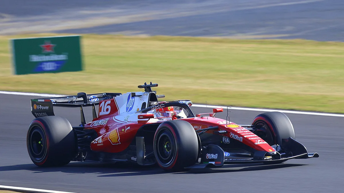 La Ferrari SF-26 de Charles Leclerc à l'approche du virage Spoon lors du Grand Prix du Japon, mars 2026