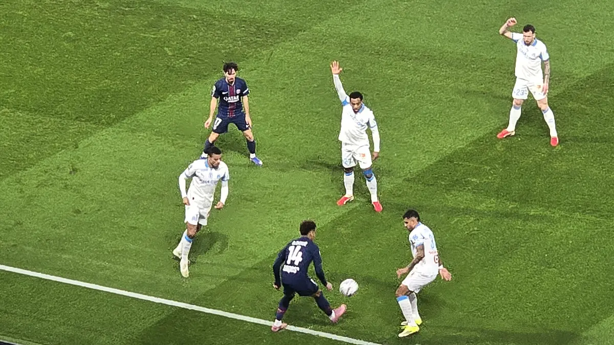 Joueurs de l'OM, dont Quinten Timber et Pierre-Emile Højbjerg, face à Désiré Doué lors de PSG-OM en février 2026
