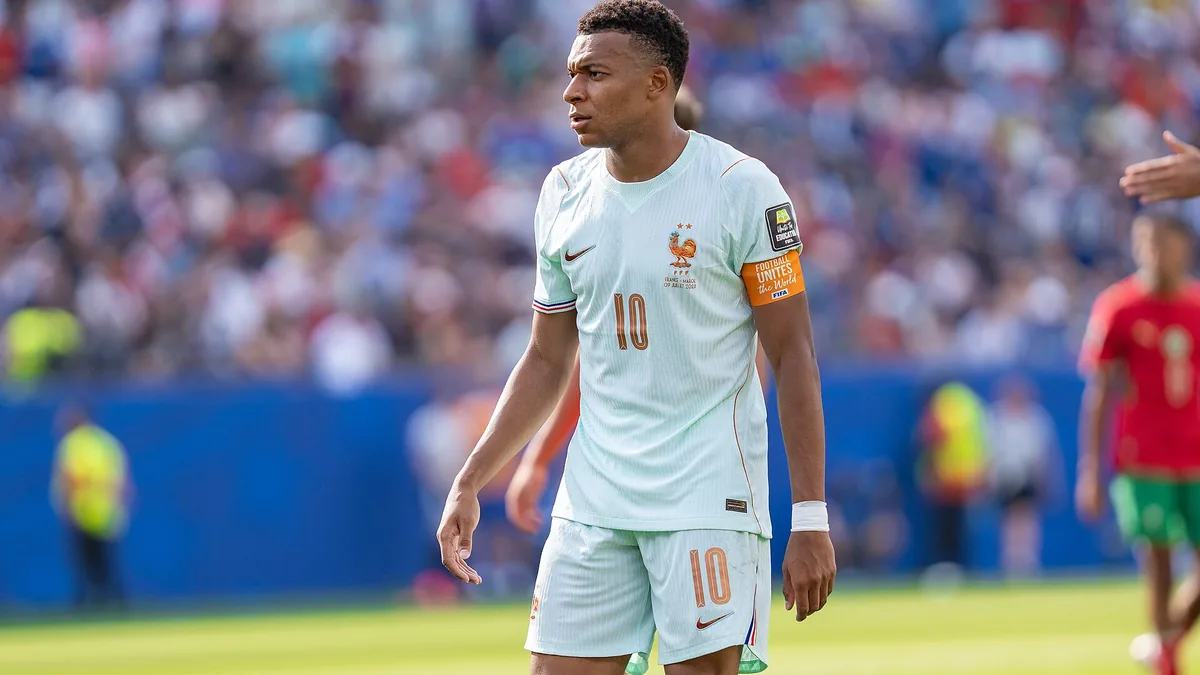Kylian Mbappé, brassard de capitaine, en maillot blanc de l'équipe de France face au Maroc, juillet 2026