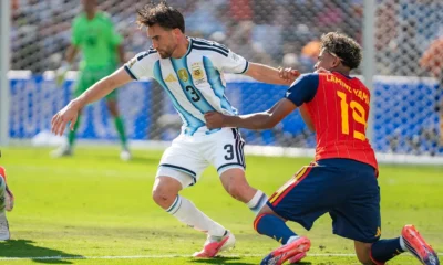 Lamine Yamal, en rouge avec l'Espagne, à la lutte avec l'Argentin Nicolas Tagliafico en finale du Mondial 2026