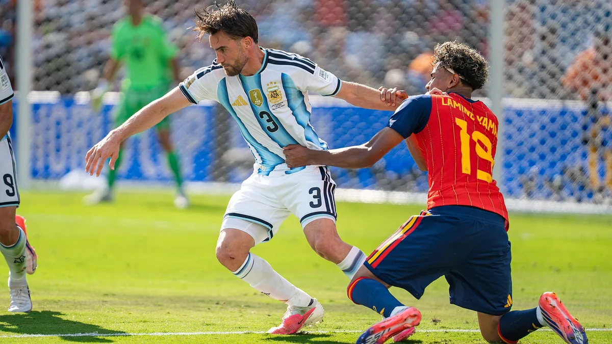 Lamine Yamal, en rouge avec l'Espagne, à la lutte avec l'Argentin Nicolas Tagliafico en finale du Mondial 2026