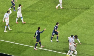 Joueurs du PSG et de l'OM au duel le long de la ligne de touche lors du Classique de Ligue 1, le 8 février 2026