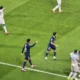 Joueurs du PSG et de l'OM au duel le long de la ligne de touche lors du Classique de Ligue 1, le 8 février 2026
