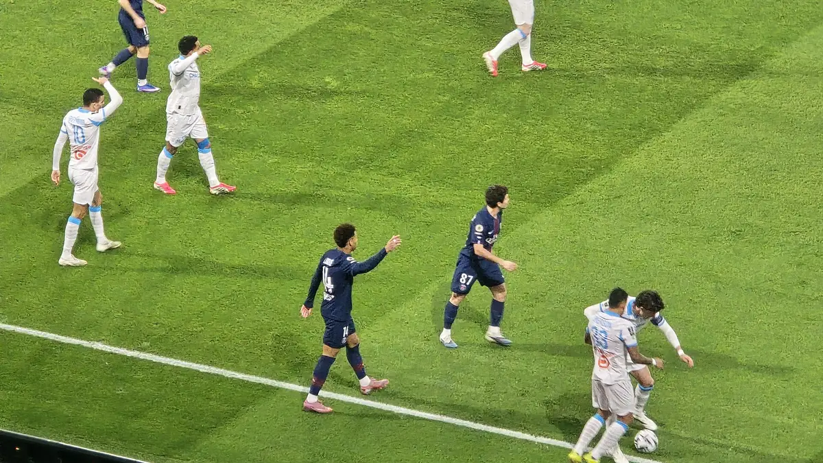Joueurs du PSG et de l'OM au duel le long de la ligne de touche lors du Classique de Ligue 1, le 8 février 2026