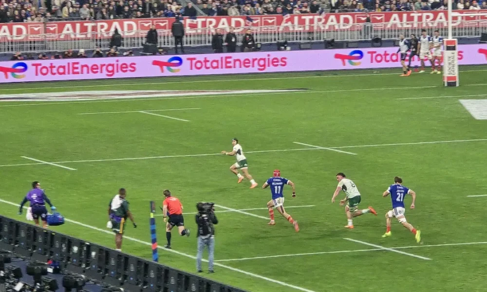 Louis Bielle-Biarrey, numéro 11 du XV de France, en course face à l'Afrique du Sud au Stade de France, novembre 2025