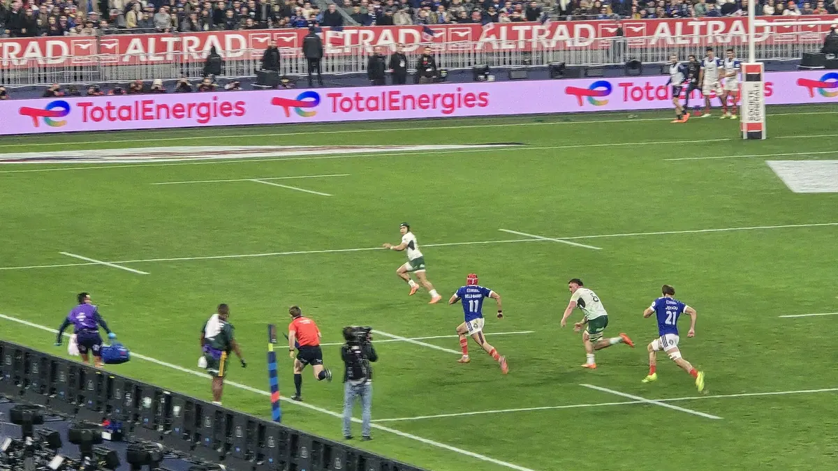 Louis Bielle-Biarrey, numéro 11 du XV de France, en course face à l'Afrique du Sud au Stade de France, novembre 2025