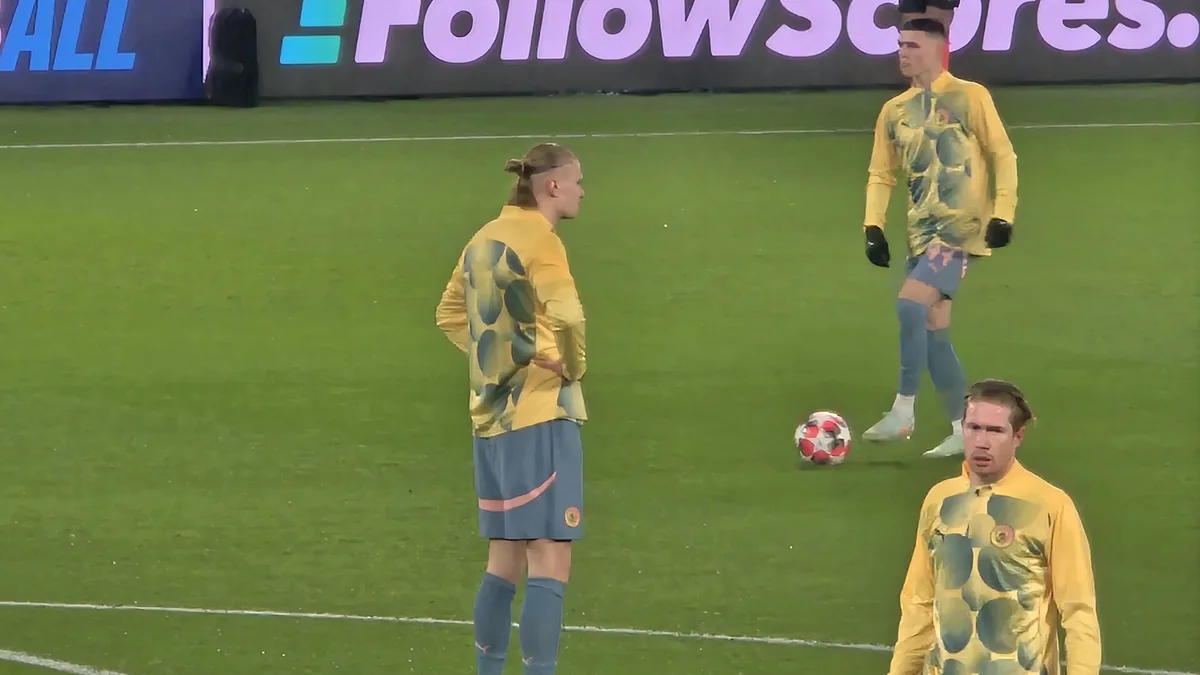 Erling Haaland, Phil Foden et Kevin De Bruyne à l'échauffement avec Manchester City au Parc des Princes, janvier 2025