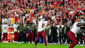 Marcus Mariota lance le ballon avec les Washington Commanders à l'Arrowhead Stadium de Kansas City, saison 2025