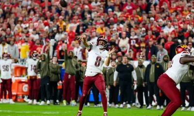 Marcus Mariota lance le ballon avec les Washington Commanders à l'Arrowhead Stadium de Kansas City, saison 2025