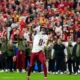 Marcus Mariota lance le ballon avec les Washington Commanders à l'Arrowhead Stadium de Kansas City, saison 2025
