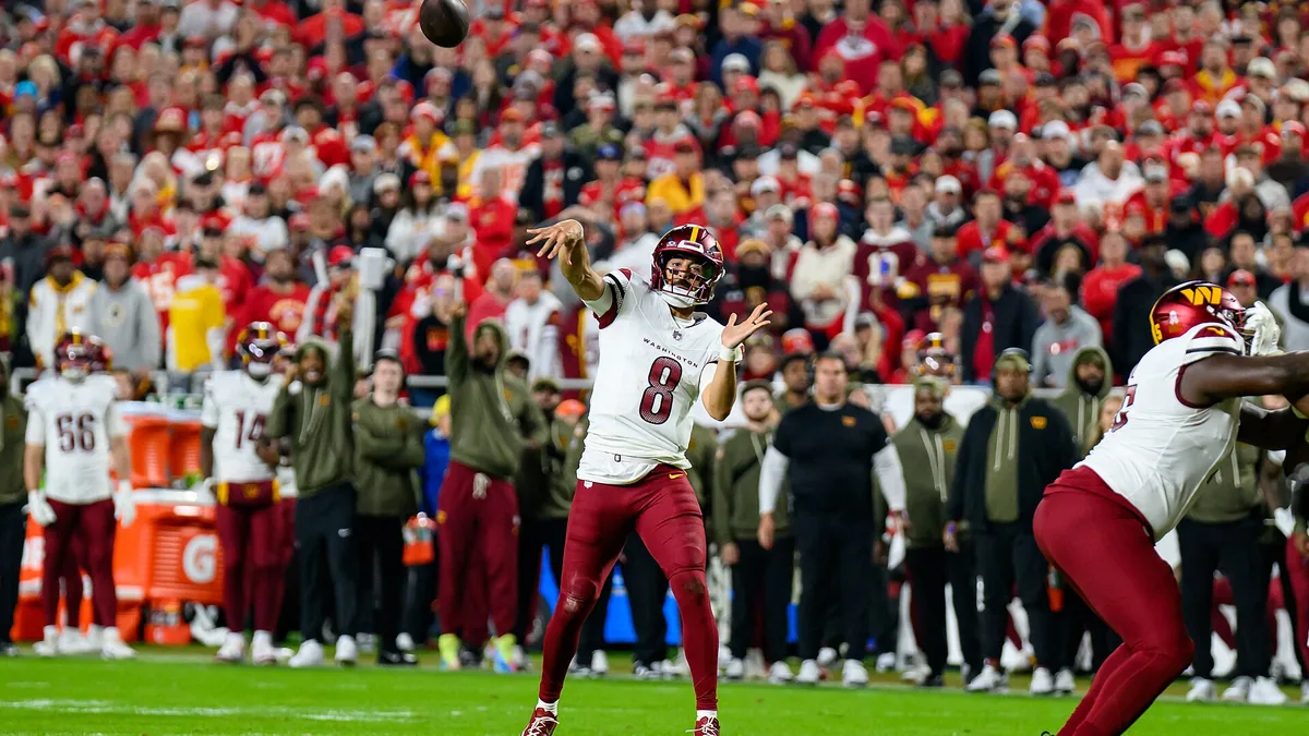 Marcus Mariota lance le ballon avec les Washington Commanders à l'Arrowhead Stadium de Kansas City, saison 2025