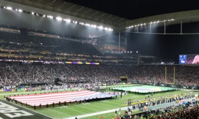 Drapeaux américain et brésilien déployés sur le terrain avant Packers-Eagles à São Paulo, en septembre 2024