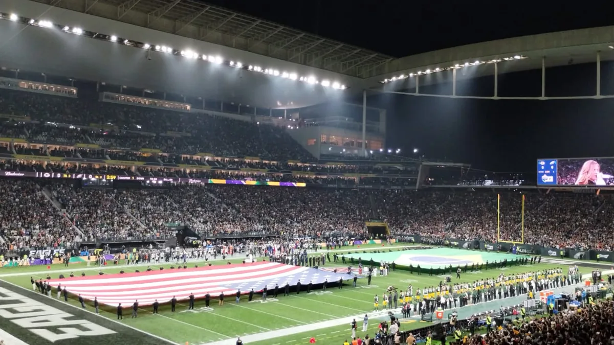 Drapeaux américain et brésilien déployés sur le terrain avant Packers-Eagles à São Paulo, en septembre 2024