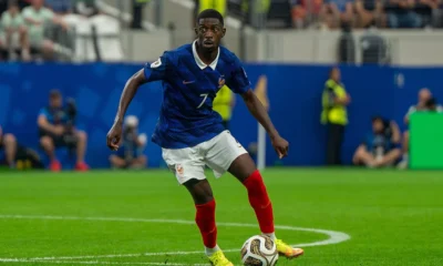 Ousmane Dembélé balle au pied sous le maillot de l'équipe de France face à l'Espagne, en juillet 2026