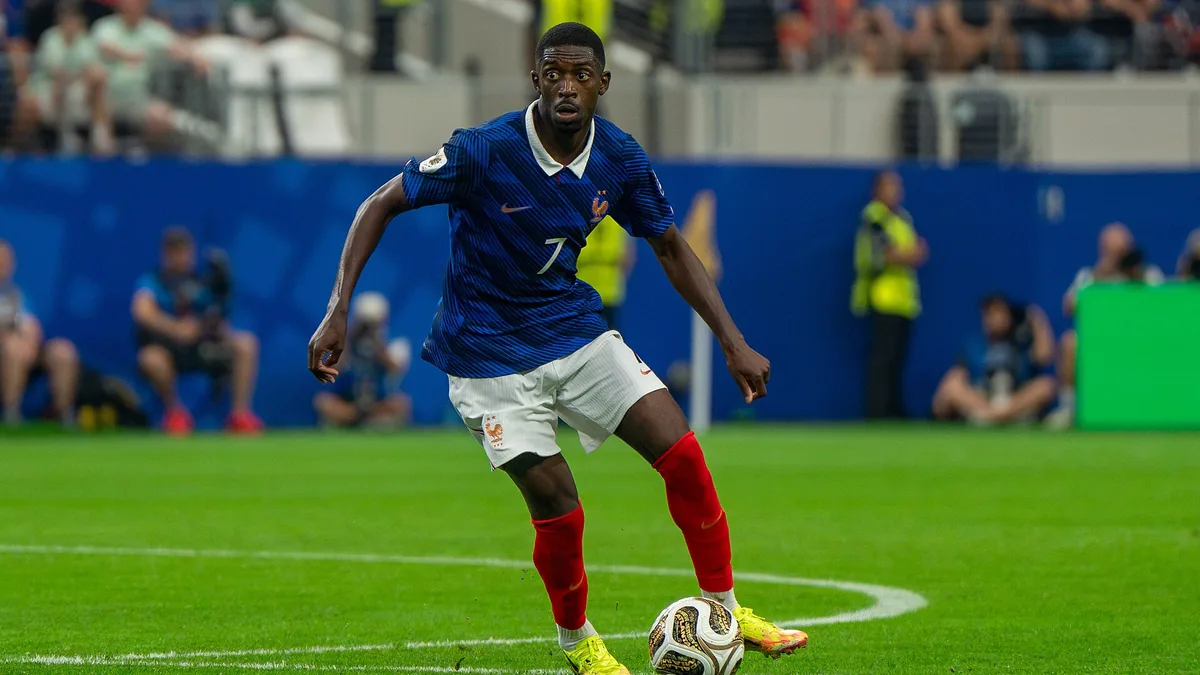 Ousmane Dembélé balle au pied sous le maillot de l'équipe de France face à l'Espagne, en juillet 2026