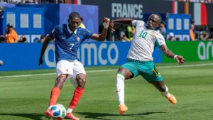 Ousmane Dembélé sous le maillot de l'équipe de France face à Sadio Mané lors de France-Sénégal au Mondial, le 16 juin 2026