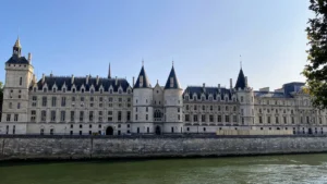 Le palais de justice de l'île de la Cité, à Paris, vu depuis la Seine en juillet 2026