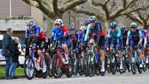 Romain Grégoire et Paul Seixas dans le peloton au départ fictif de la Faun Ardèche Classic, février 2026