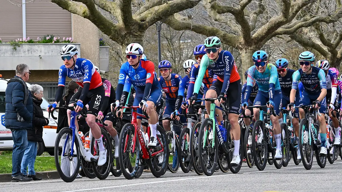 Romain Grégoire et Paul Seixas dans le peloton au départ fictif de la Faun Ardèche Classic, février 2026