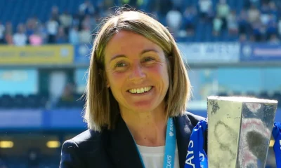 Sonia Bompastor, entraîneure de Chelsea, avec le trophée de Women's Super League à Stamford Bridge, mai 2025