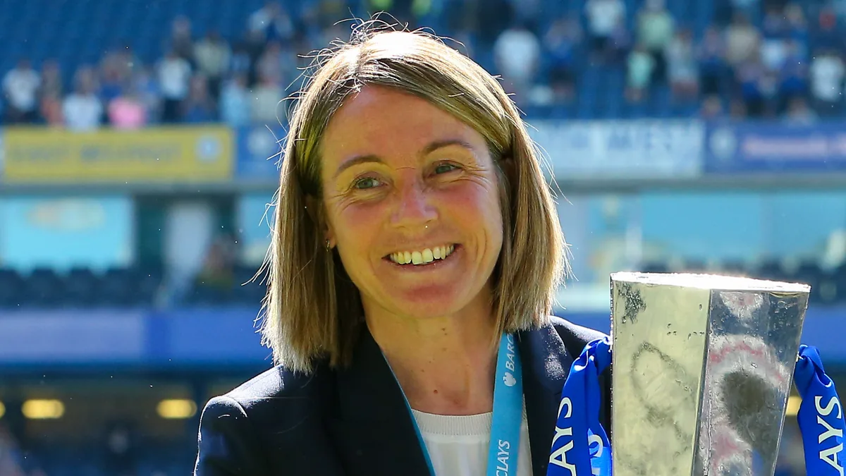 Sonia Bompastor, entraîneure de Chelsea, avec le trophée de Women's Super League à Stamford Bridge, mai 2025
