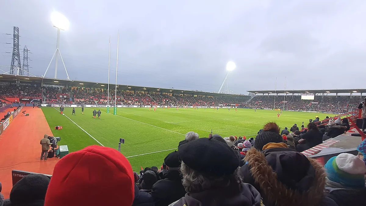 Tribunes et pelouse du stade Ernest-Wallon de Toulouse pendant un match du Stade toulousain