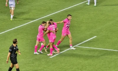 Joueurs du Stade Français en maillot rose se congratulent face à Clermont à Jean-Bouin, en Top 14, le 26 octobre 2024