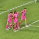 Joueurs du Stade Français en maillot rose se congratulent face à Clermont à Jean-Bouin, en Top 14, le 26 octobre 2024
