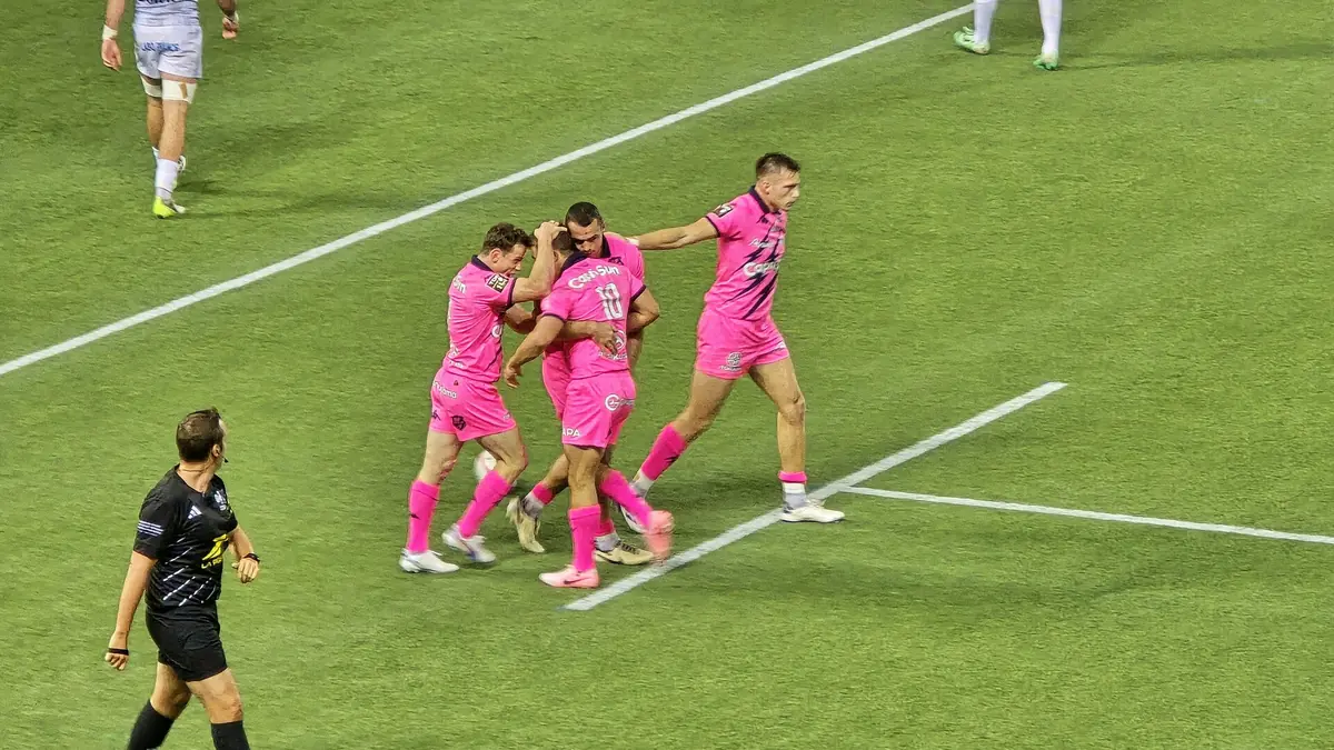 Joueurs du Stade Français en maillot rose se congratulent face à Clermont à Jean-Bouin, en Top 14, le 26 octobre 2024