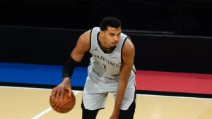 Victor Wembanyama dribble sous le maillot des San Antonio Spurs lors de la NBA Cup à Las Vegas, en décembre 2025