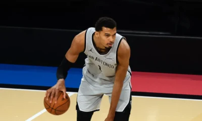 Victor Wembanyama dribble sous le maillot des San Antonio Spurs lors de la NBA Cup à Las Vegas, en décembre 2025