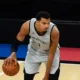 Victor Wembanyama dribble sous le maillot des San Antonio Spurs lors de la NBA Cup à Las Vegas, en décembre 2025