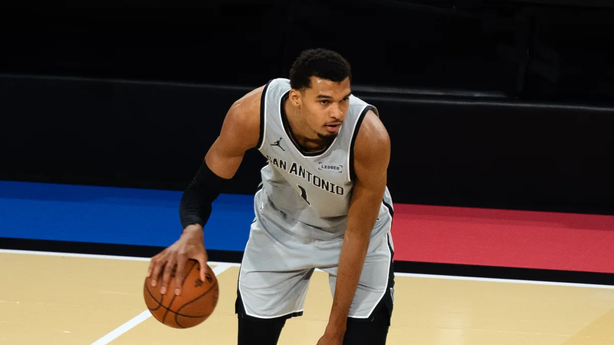 Victor Wembanyama dribble sous le maillot des San Antonio Spurs lors de la NBA Cup à Las Vegas, en décembre 2025