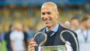 Zinédine Zidane souriant avec le trophée de la Ligue des champions, à Kiev en mai 2018