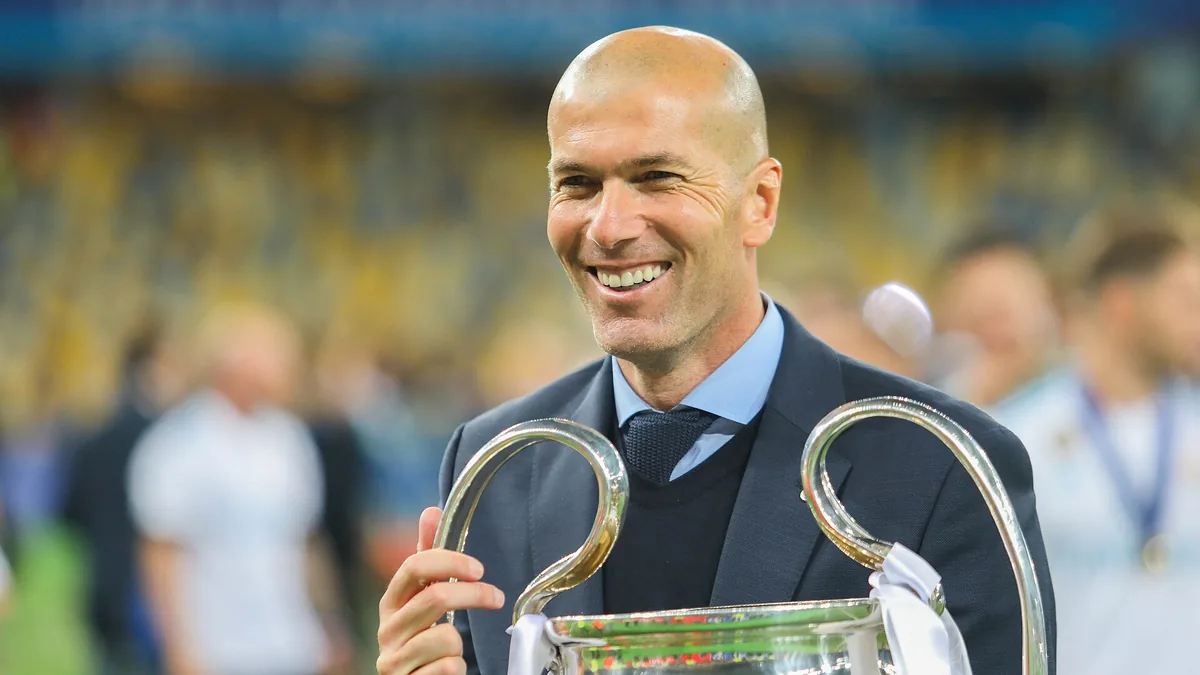 Zinédine Zidane souriant avec le trophée de la Ligue des champions, à Kiev en mai 2018