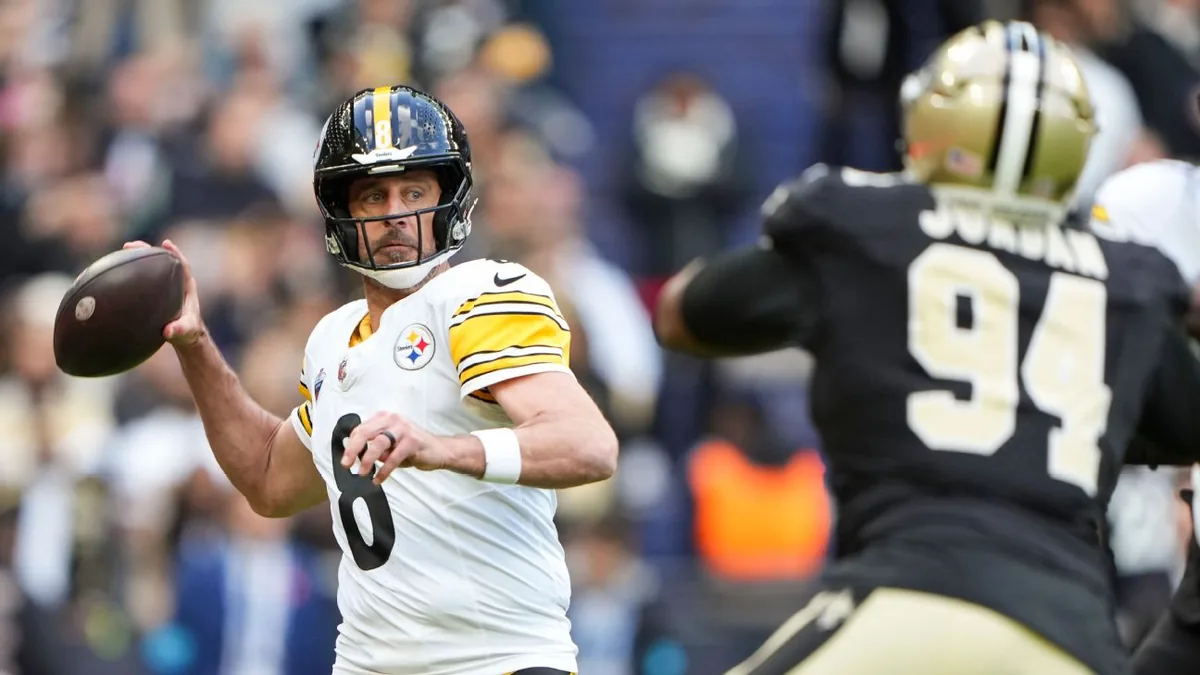 Aaron Rodgers lance sous le maillot des Steelers face aux Saints au Stade de France, octobre 2026