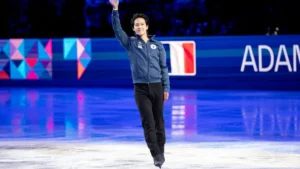 Adam Siao Him Fa salue le public en veste de l'équipe de France aux championnats du monde de Prague, mars 2026